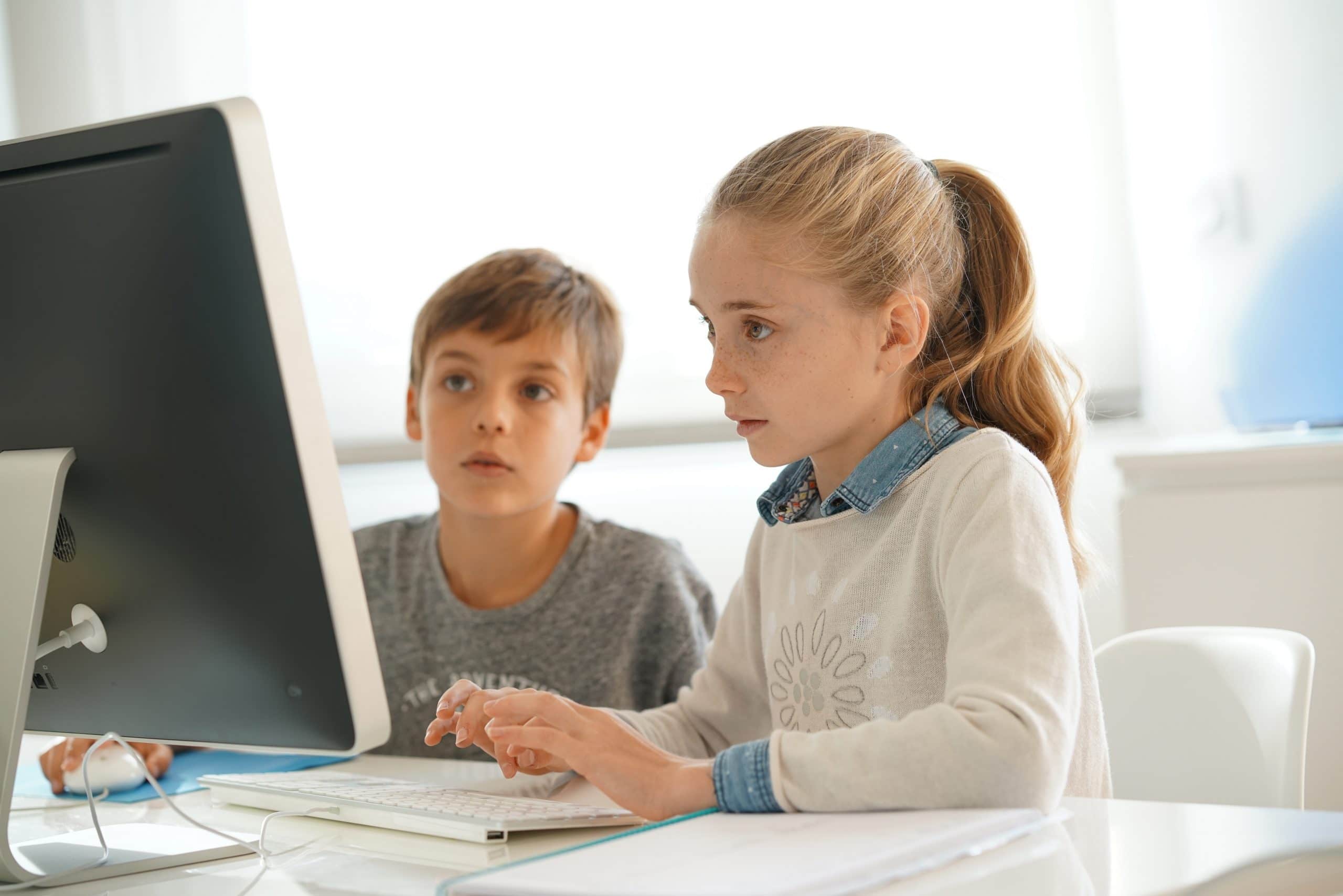 Компьютер для детей обучение. Ребенок за компьютером. Компьютер для школьника. Ученик за компьютером. Школьник в интернете.